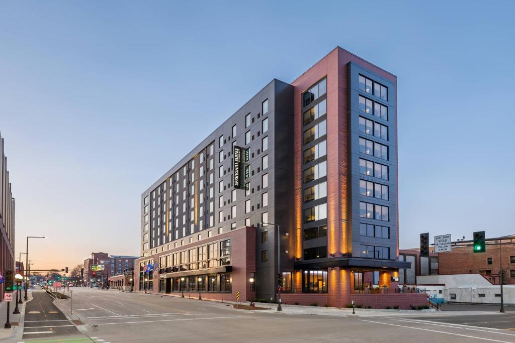 een hoog gebouw in een stadsstraat met een straat bij SpringHill Suites St. Paul Downtown in Saint Paul