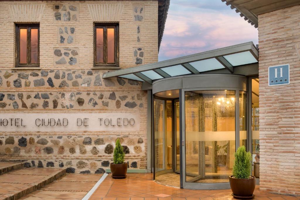 Eine Lobby der Weltgilde des Hochbaus in der Unterkunft AC Hotel Ciudad de Toledo by Marriott in Toledo