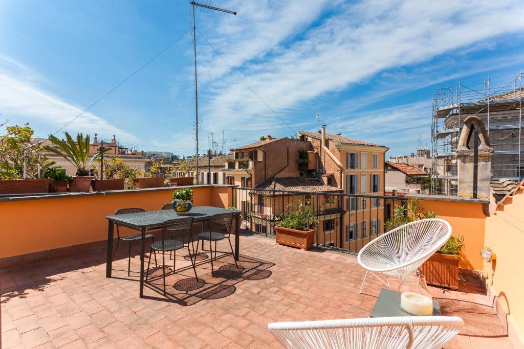 ローマにあるRome as you feel - Baullari with terraceの屋上のパティオ(テーブル、椅子付)