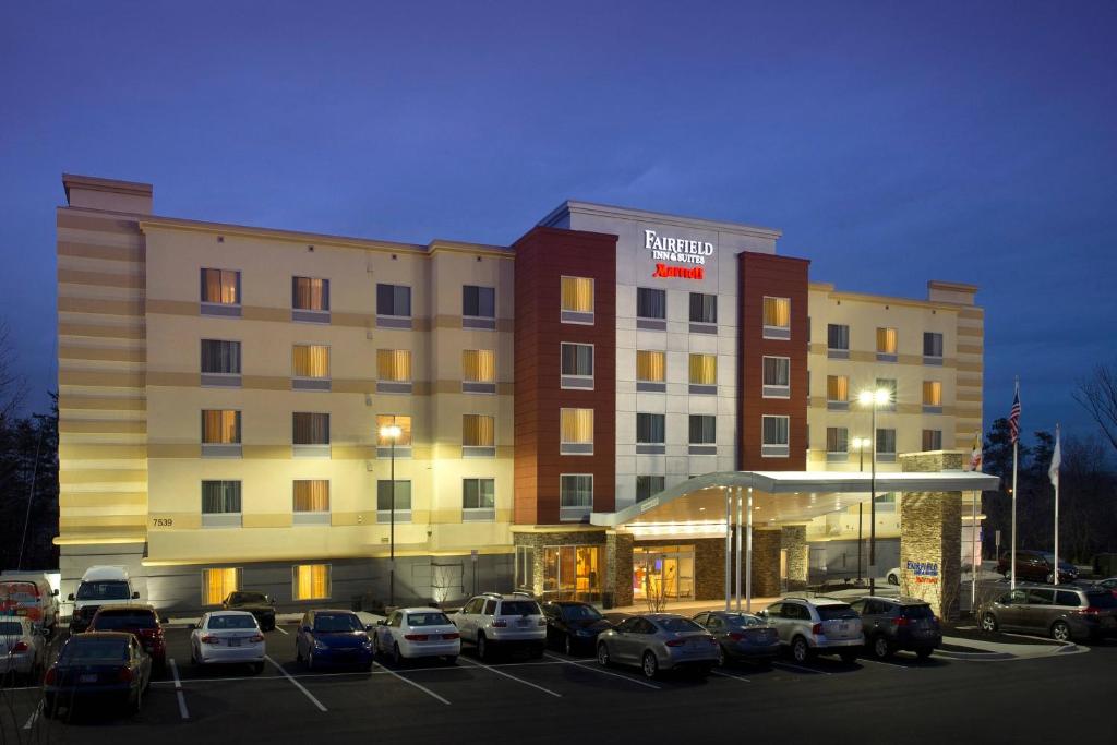 um grande edifício com carros estacionados num parque de estacionamento em Fairfield Inn & Suites by Marriott Arundel Mills BWI Airport em Hanover