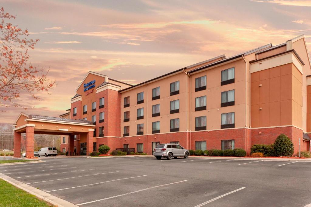 a hotel with a parking lot in front of it at Fairfield Inn & Suites by Marriott Matthews Charlotte in Charlotte