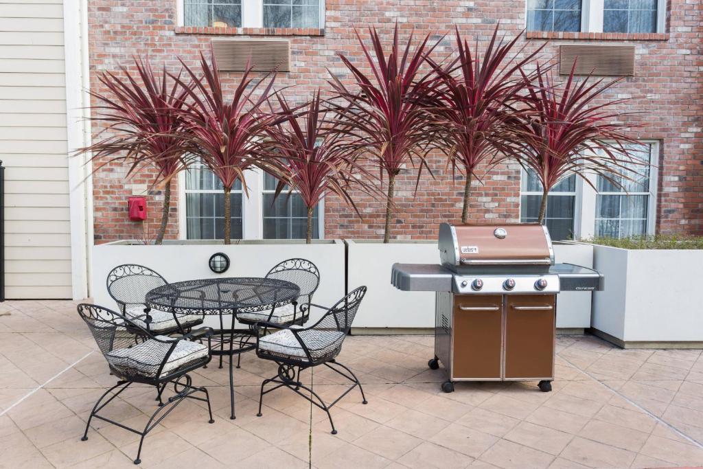 un patio con mesa, sillas y parrilla en TownePlace Suites Sunnyvale Mountain View, en Sunnyvale