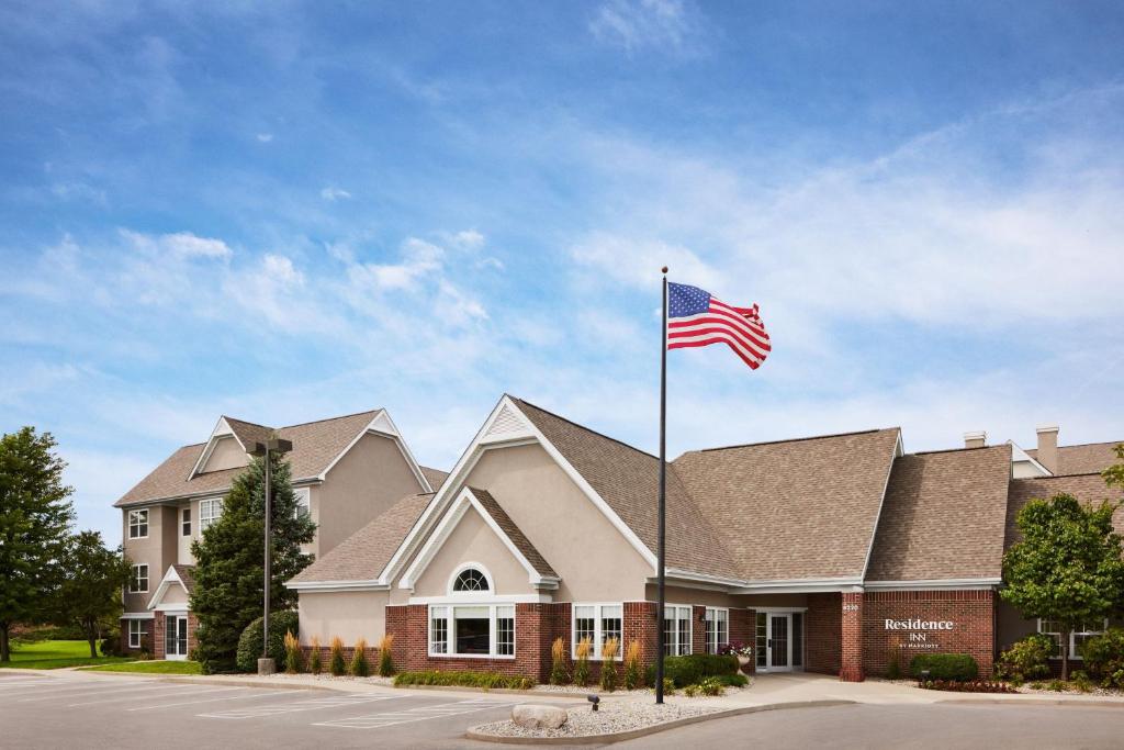 uma bandeira americana a voar em frente a uma casa em Residence Inn Indianapolis Northwest em Indianápolis