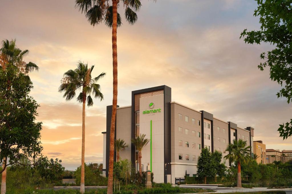 hotel z palmami przed budynkiem w obiekcie Element Anaheim Resort Convention Center w mieście Anaheim
