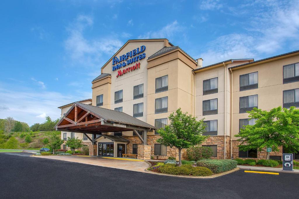 a hotel with a sign on the front of it at Fairfield Inn & Suites Kodak in Kodak