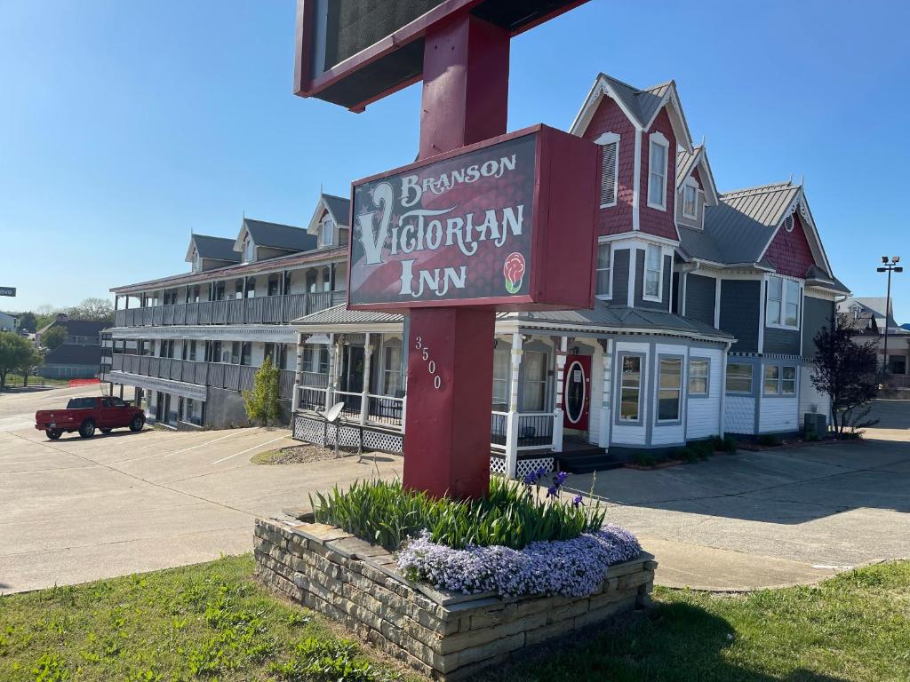 Branson Victorian Inn في برانسون: لافته للمطعم امام المبنى