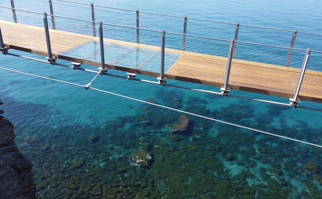 most nad wodospadem nad oceanem w obiekcie TODIMER TORRECOSTA w mieście Torrenueva