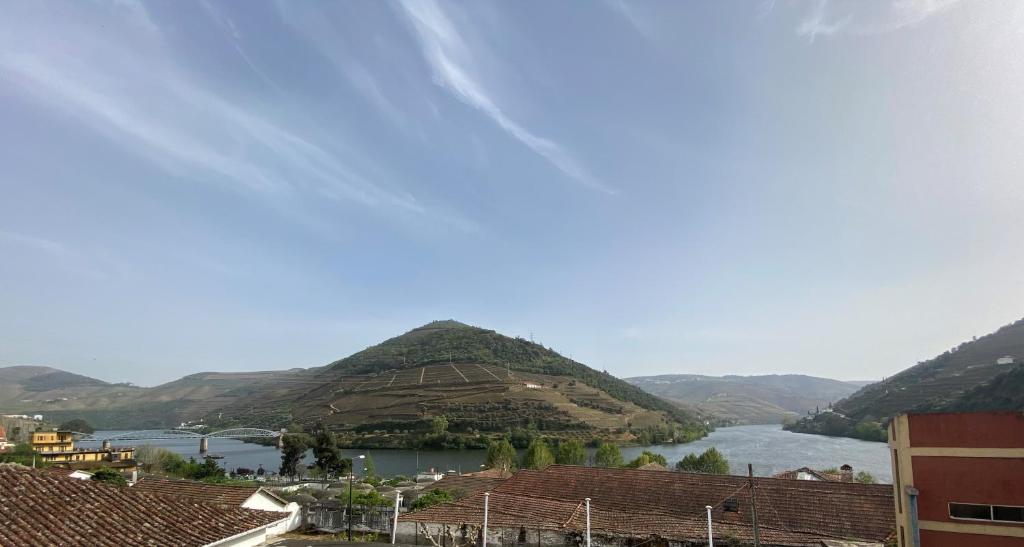 uma vista para um rio com montanhas ao fundo em Casa Rocha em Pinhão
