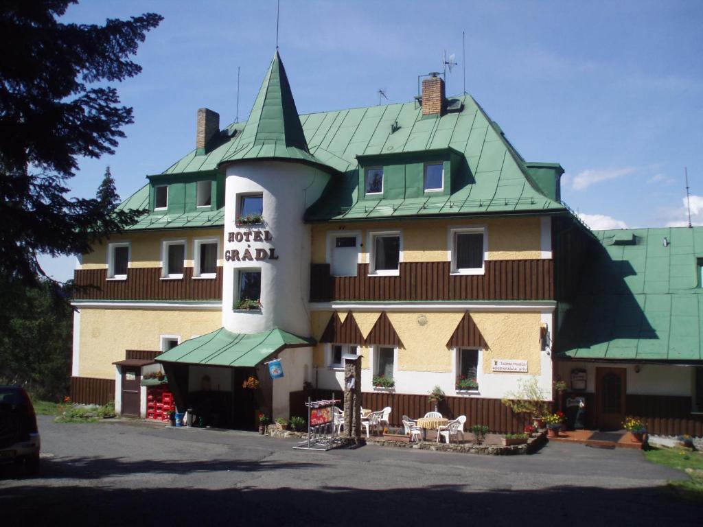 un grande edificio con tetto verde di Hotel Gradl a Železná Ruda