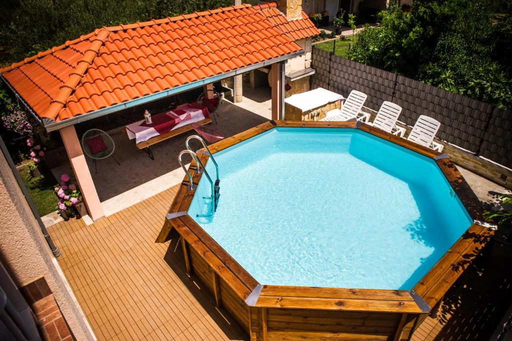 an overhead view of a swimming pool on a roof at Apartman Sunny Vacay in Kaštela