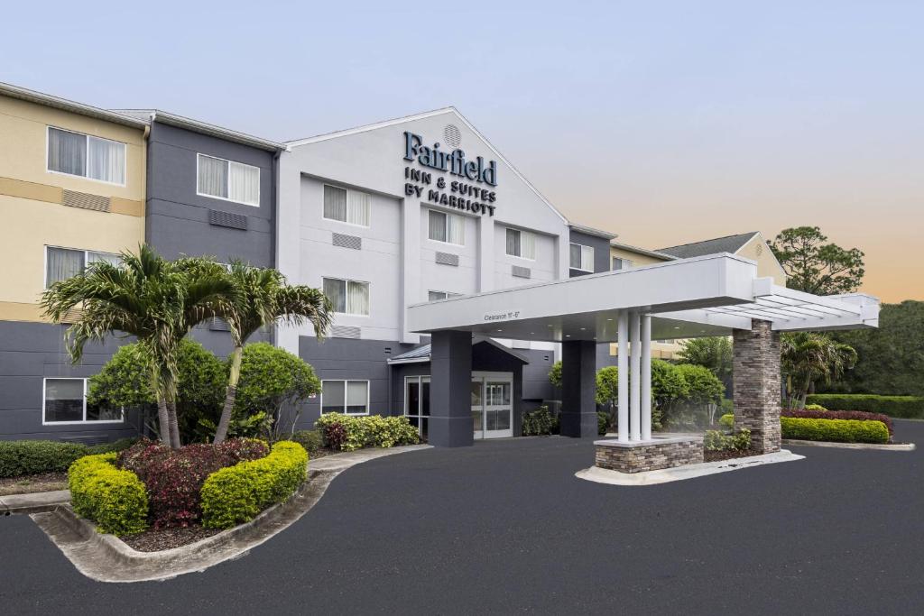 克利爾沃特的住宿－Fairfield Inn and Suites St Petersburg Clearwater，酒店前方的 ⁇ 染