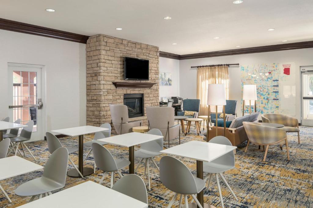 TV a/nebo společenská místnost v ubytování TownePlace Suites by Marriott Tucson Williams Centre