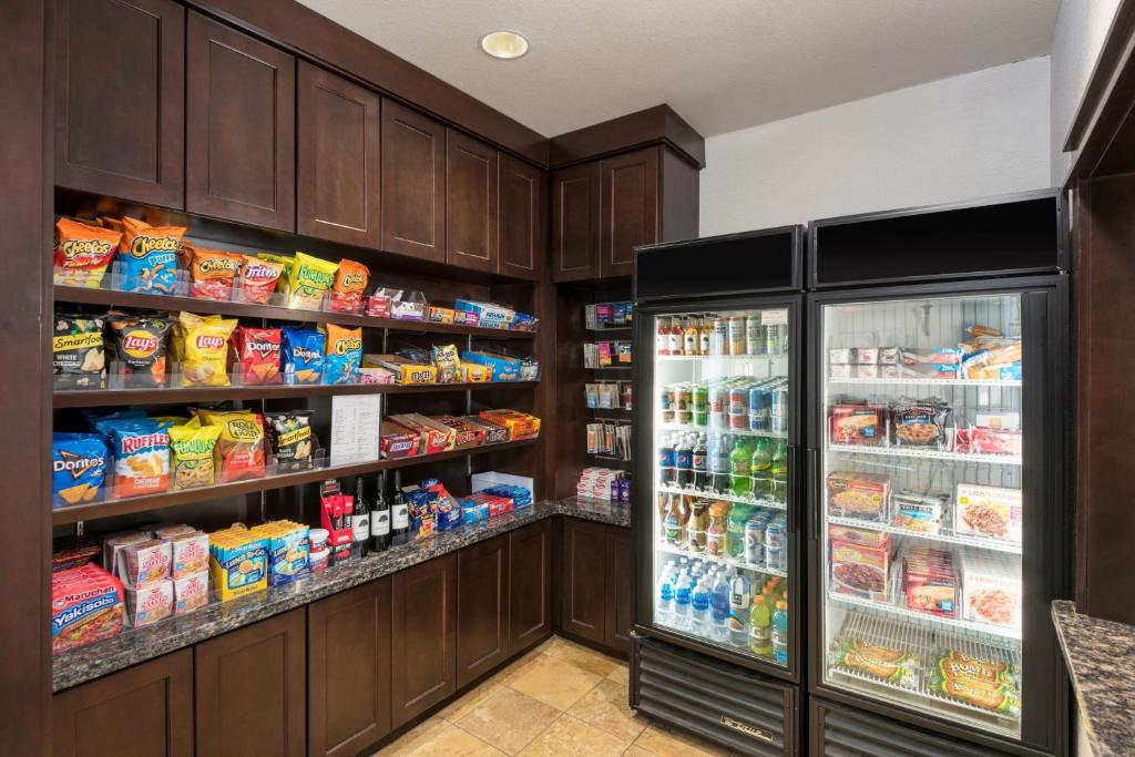 Supermarket nebo jiné obchody v  hotelu nebo okolí