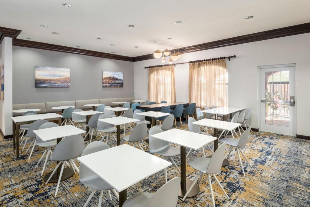 Posezení v ubytování TownePlace Suites by Marriott Tucson Williams Centre