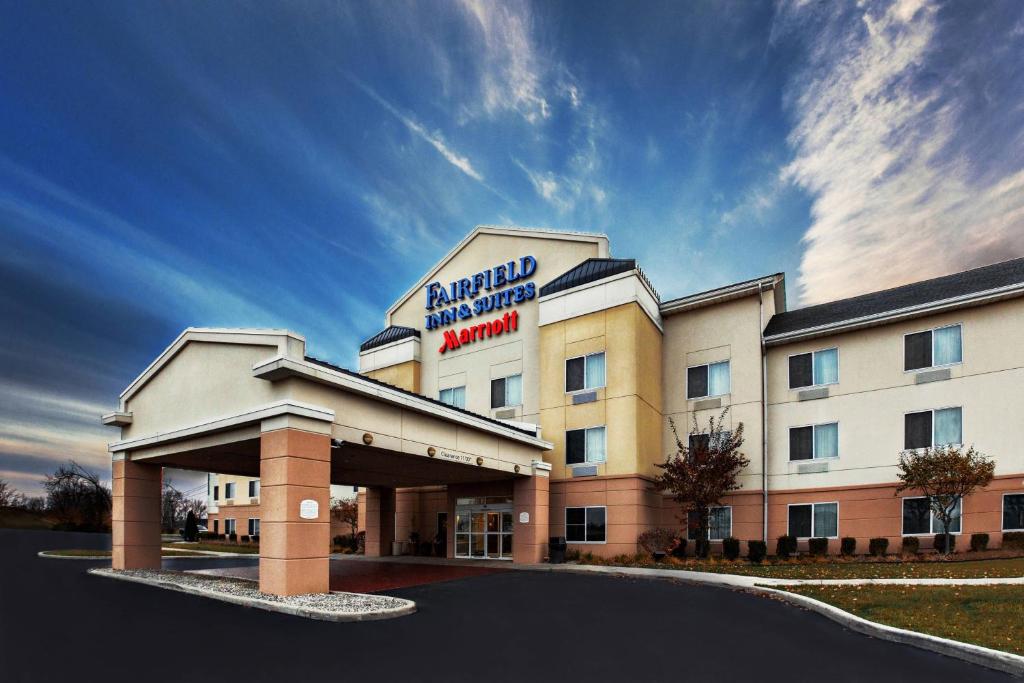 a front view of a hotel with a building at Fairfield Inn & Suites Toledo North in Toledo