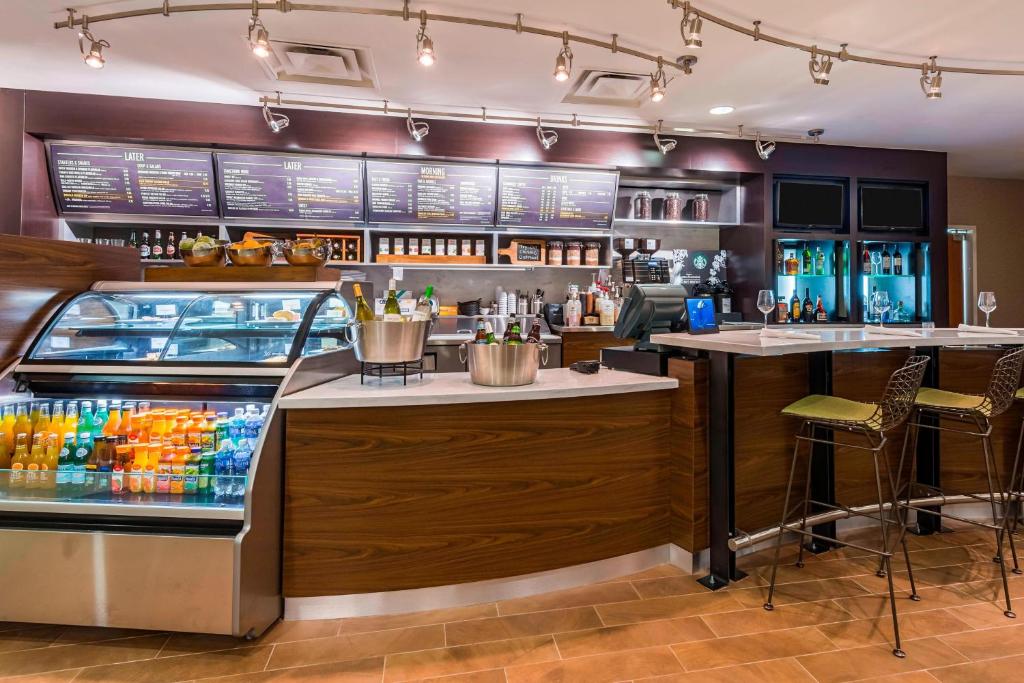 a bar in a restaurant with a counter and chairs at Courtyard Fort Myers at I-75 and Gulf Coast Town Center in Estero