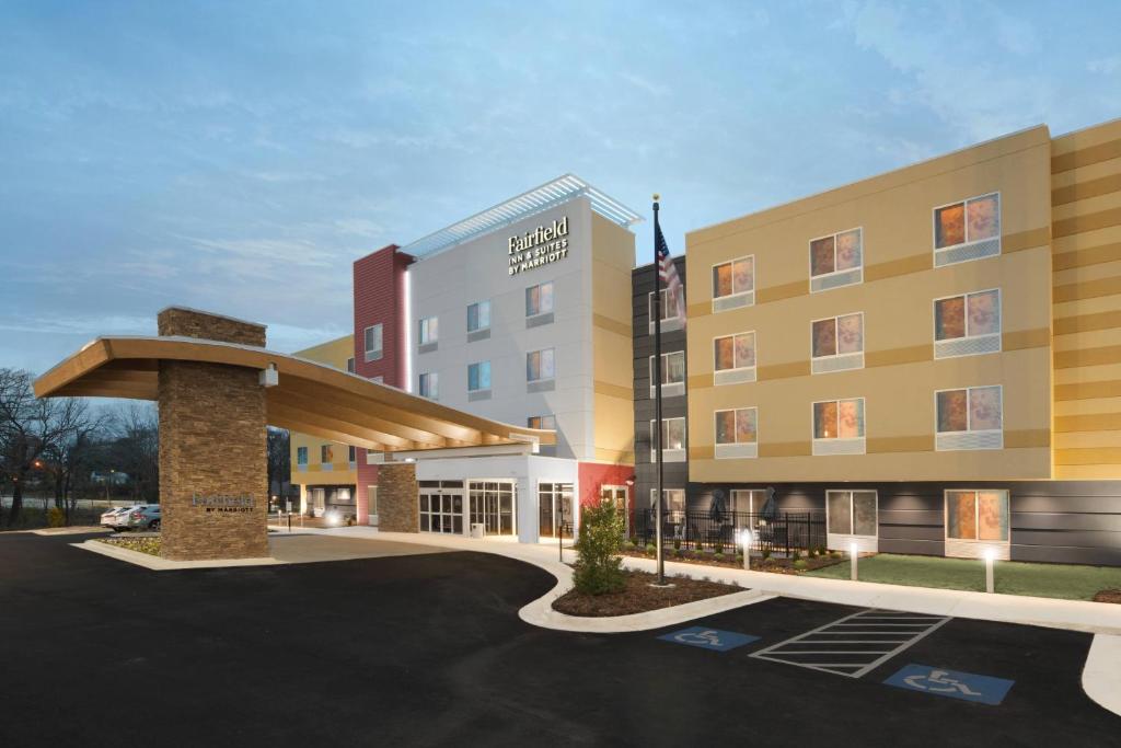 wykonanie budynku hotelowego z parkingiem w obiekcie Fairfield Inn & Suites by Marriott El Dorado w mieście El Dorado