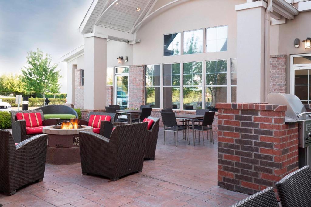 patio z krzesłami, stołami i miejscem na ognisko w obiekcie Residence Inn by Marriott Arlington South w mieście Arlington