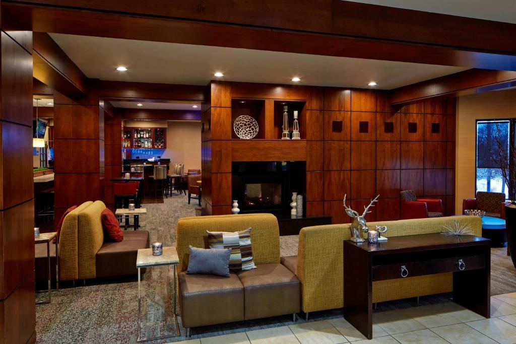 布盧明頓的住宿－美國布盧明頓商場萬怡酒店，客厅配有沙发和桌子
