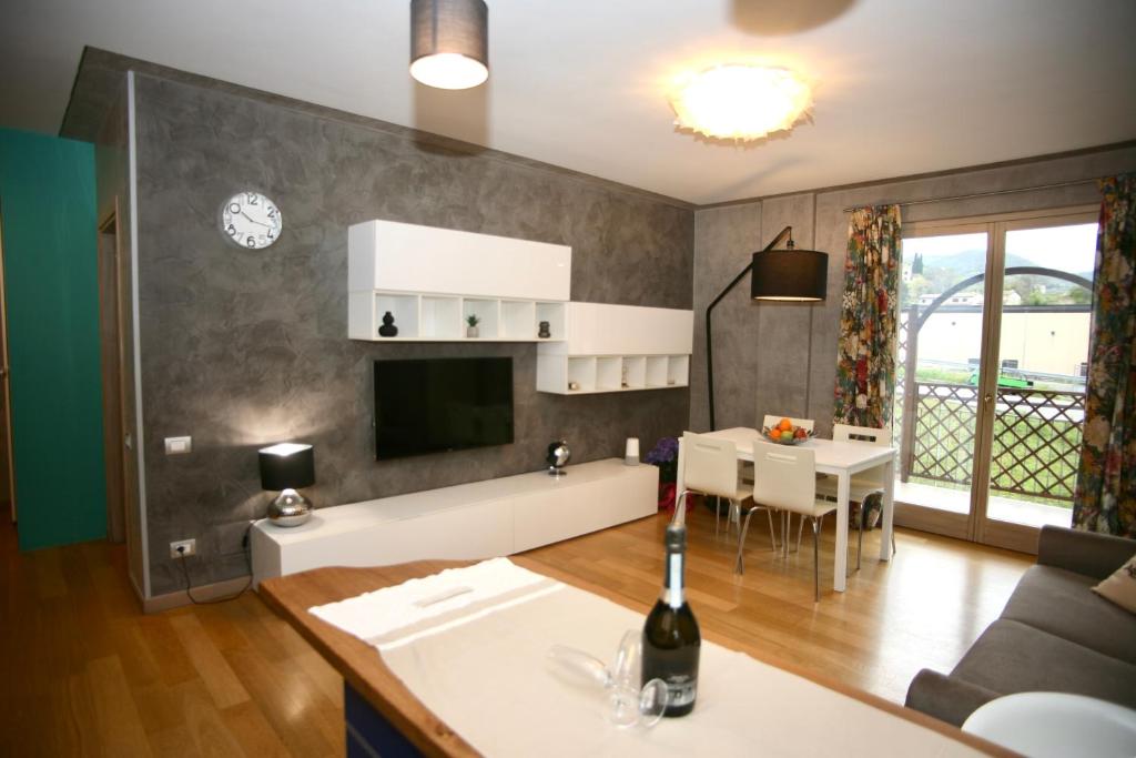een woonkamer met een bank en een tafel bij Appartamento Deluxe Valadier in Spoleto