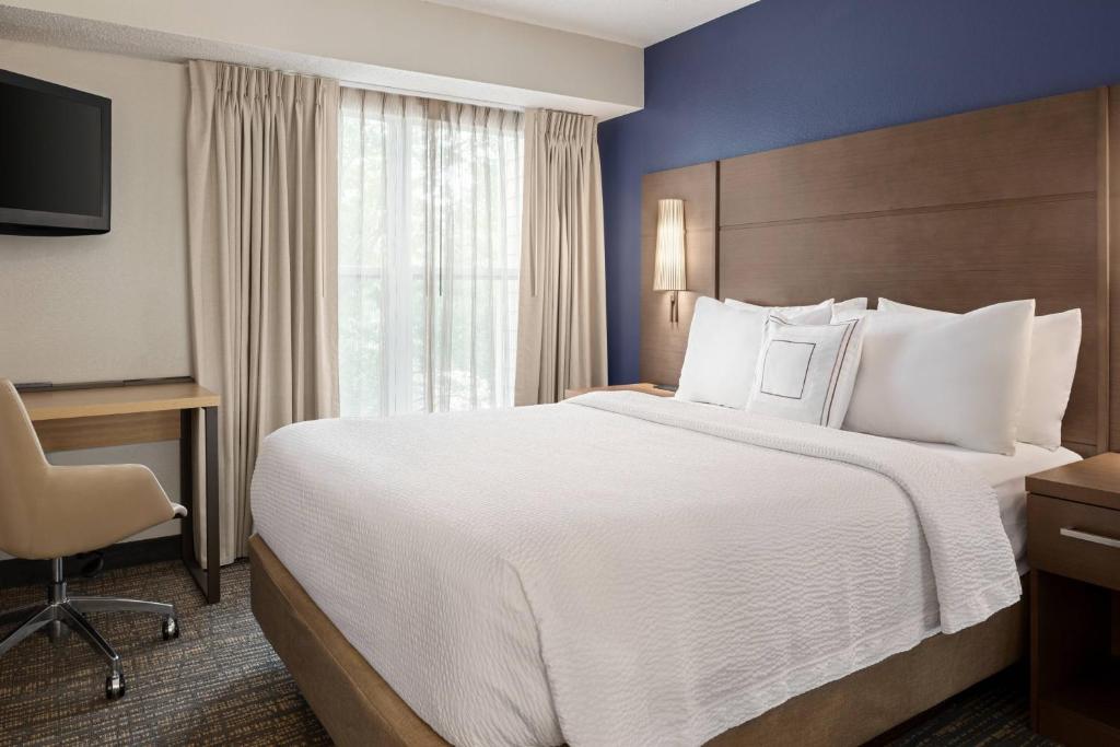 Un pat sau paturi într-o cameră la Residence Inn Houston Northwest / Willowbrook