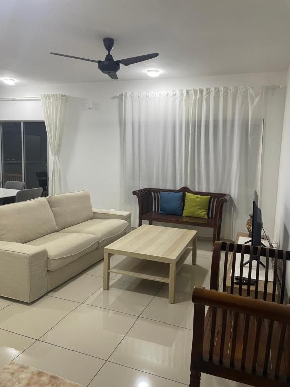 sala de estar con sofá y mesa en Double AS Homestay, en Putrajaya