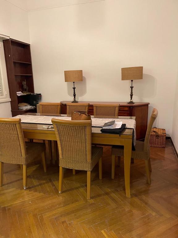 comedor con mesa de madera y sillas en Obelisco y Teatros en Buenos Aires