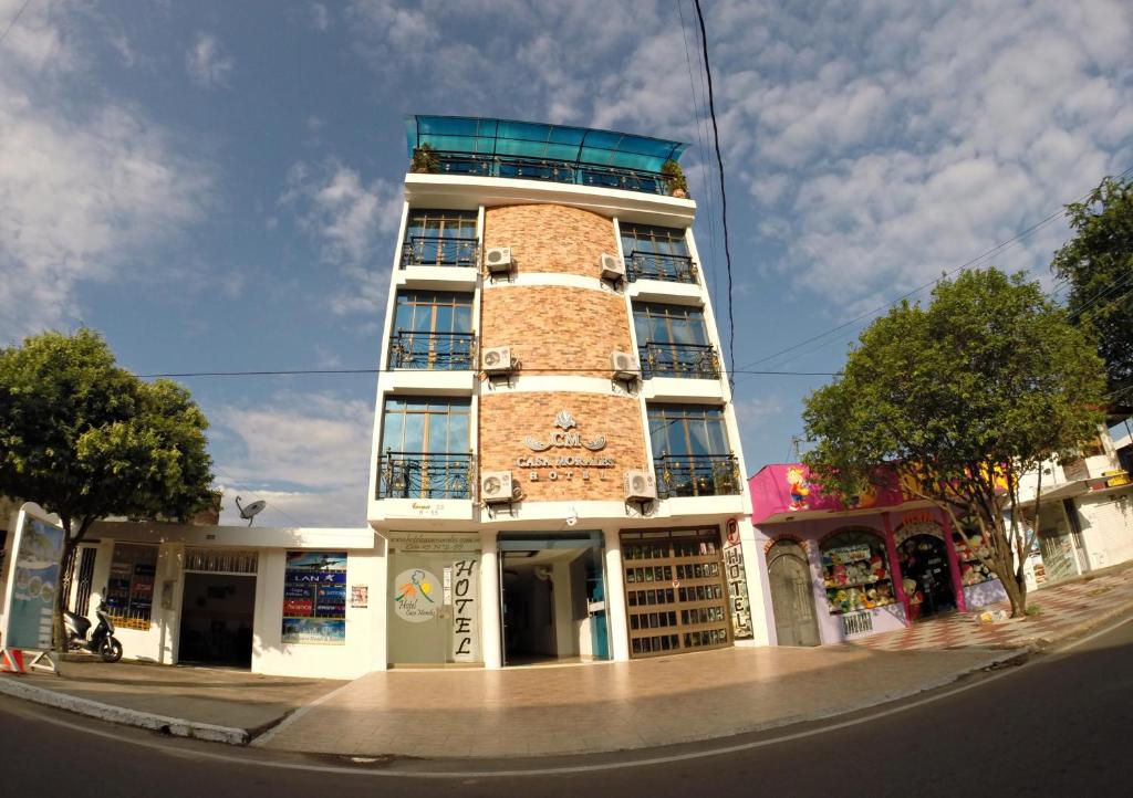 un grand bâtiment en briques avec une fenêtre dans l'établissement Hotel Casa Morales, à Yopal