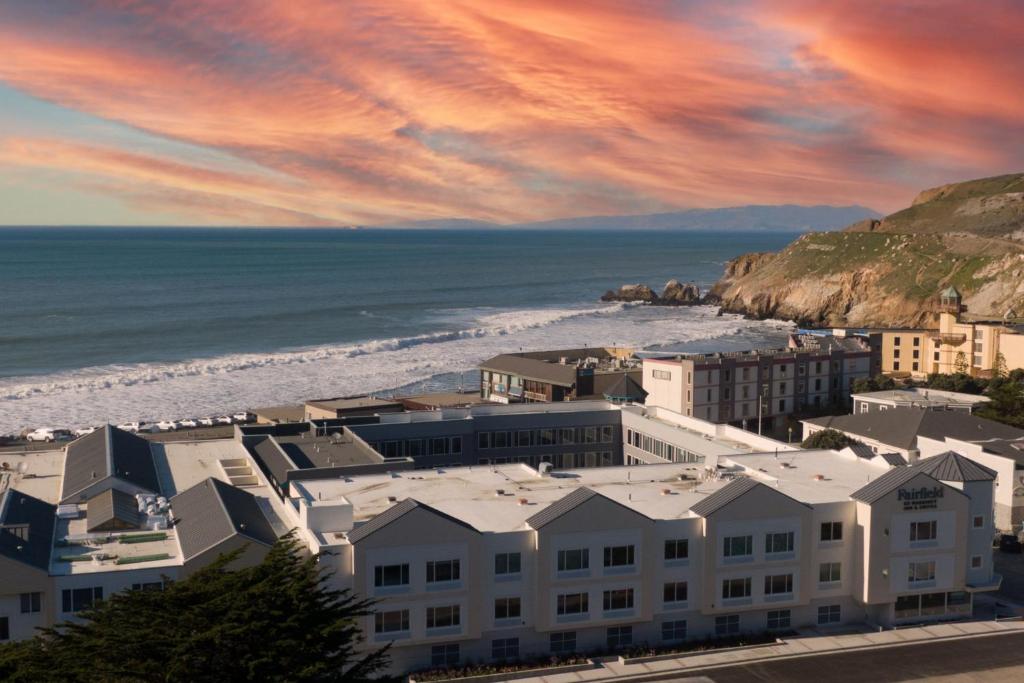 Blick auf einen Strand mit Gebäuden und das Meer in der Unterkunft Fairfield by Marriott Inn & Suites San Francisco Pacifica in Pacifica