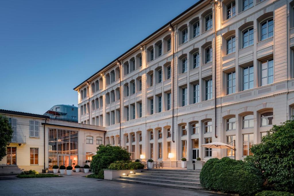 duży budynek ze schodami przed nim w obiekcie AC Hotel Torino by Marriott w Turynie