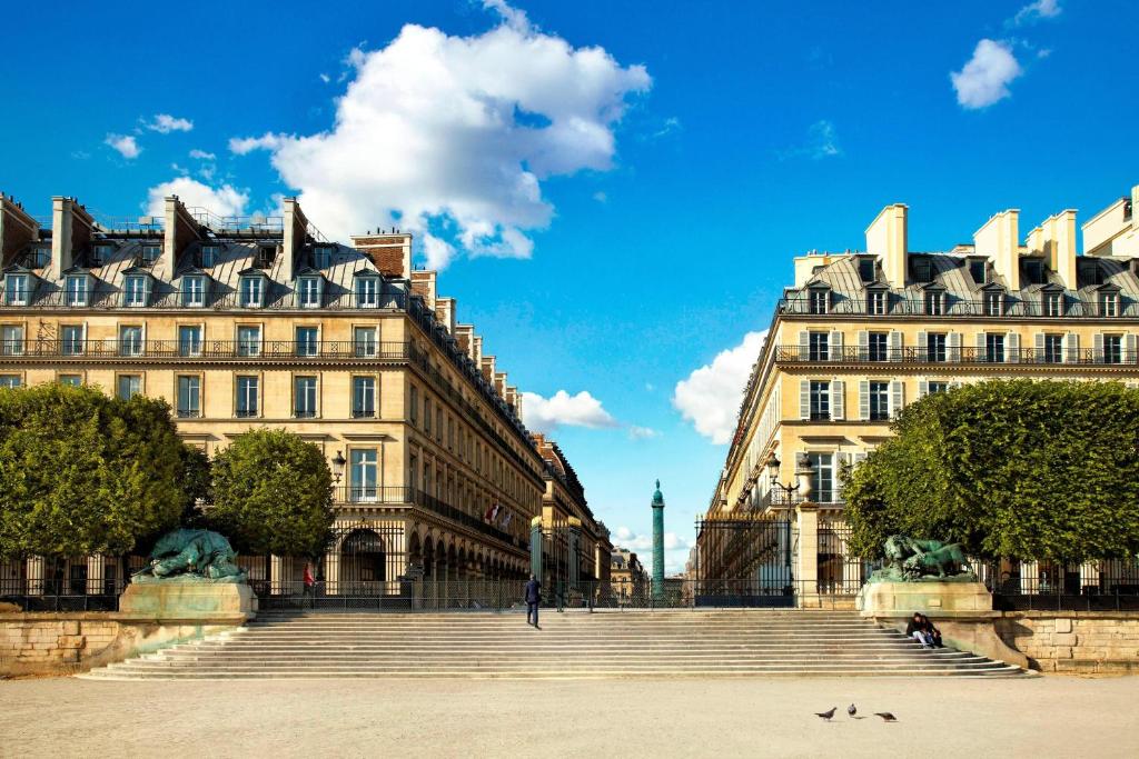 un bâtiment et des escaliers en face d'un bâtiment dans l'établissement The Westin Paris - Vendôme, à Paris