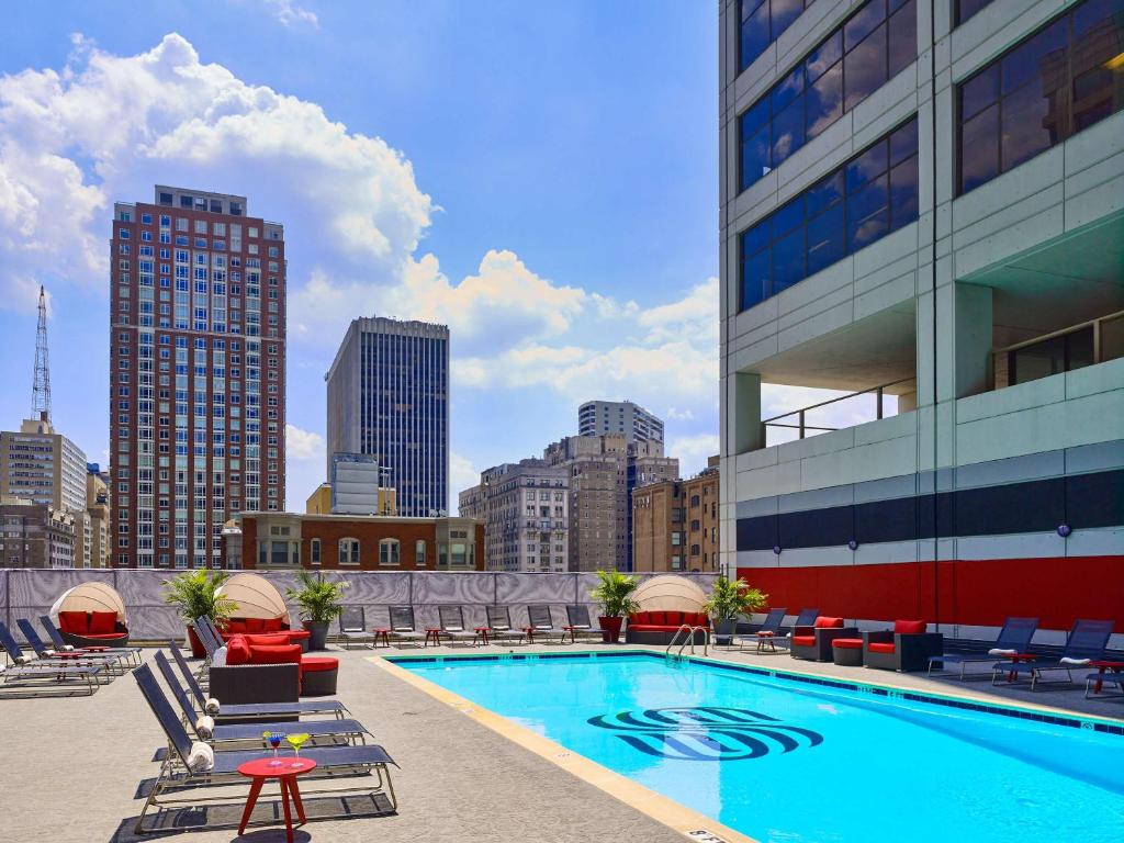 una piscina sul lato di un edificio di Sonesta Philadelphia Rittenhouse Square a Philadelphia