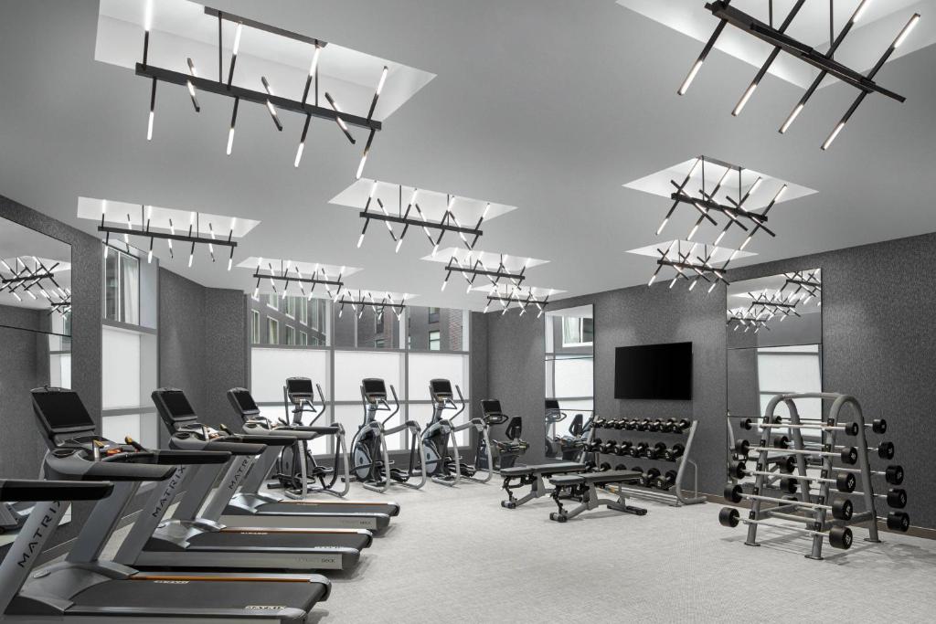 Fitness centrum a/nebo fitness zařízení v ubytování Envue, Autograph Collection