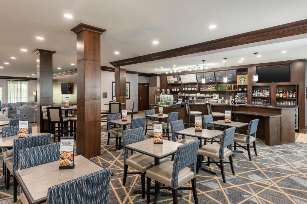 restauracja ze stołami i krzesłami oraz bar w obiekcie Courtyard by Marriott Abilene Northeast w mieście Abilene