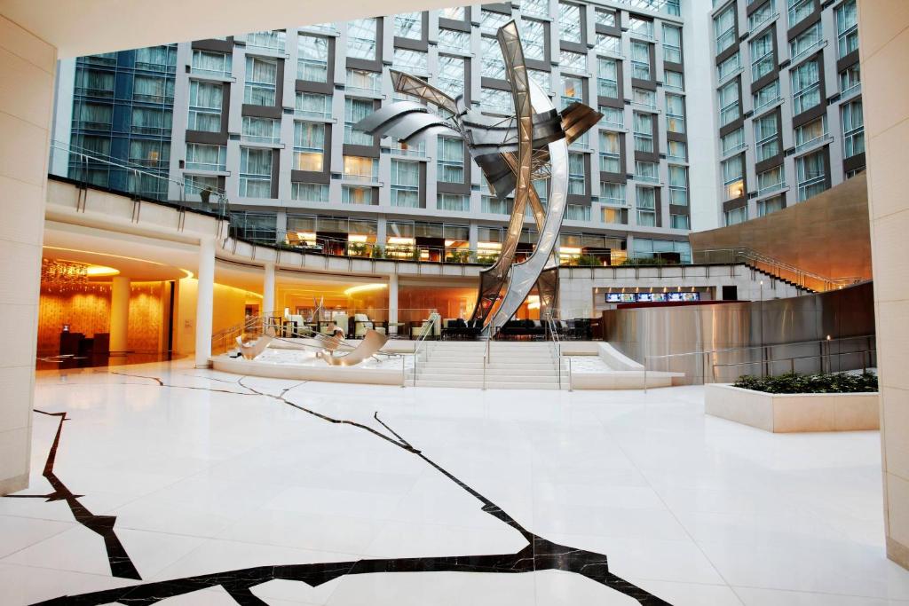 uma escultura no meio de um edifício em Marriott Marquis Washington, DC em Washington