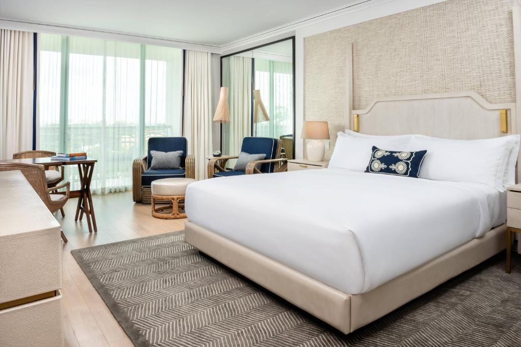 邁阿密的住宿－邁阿​​密力麗思卡爾頓椰林酒店，一张大白色的床,位于酒店客房内