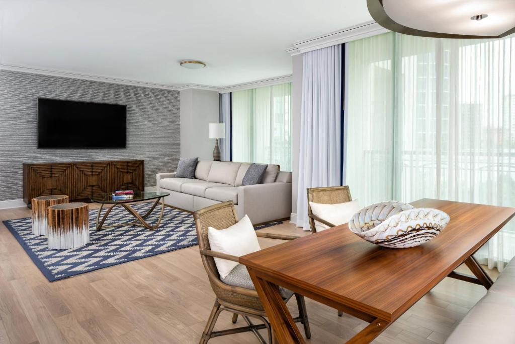TV a/nebo společenská místnost v ubytování The Ritz-Carlton Coconut Grove, Miami