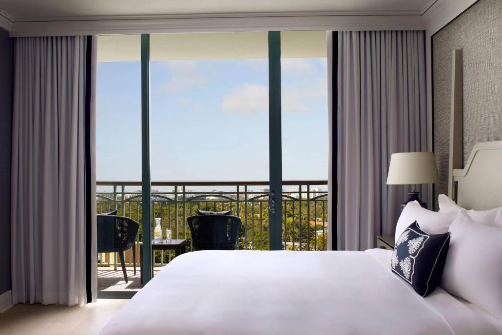 Postel nebo postele na pokoji v ubytování The Ritz-Carlton Coconut Grove, Miami