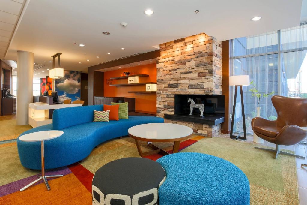 sala de estar con sofá azul y chimenea en Fairfield Inn & Suites by Marriott Cotulla, en Cotulla