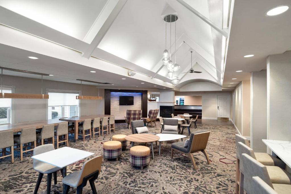 uma sala de conferências com mesas e cadeiras num edifício em Residence Inn New Bedford Dartmouth em North Dartmouth