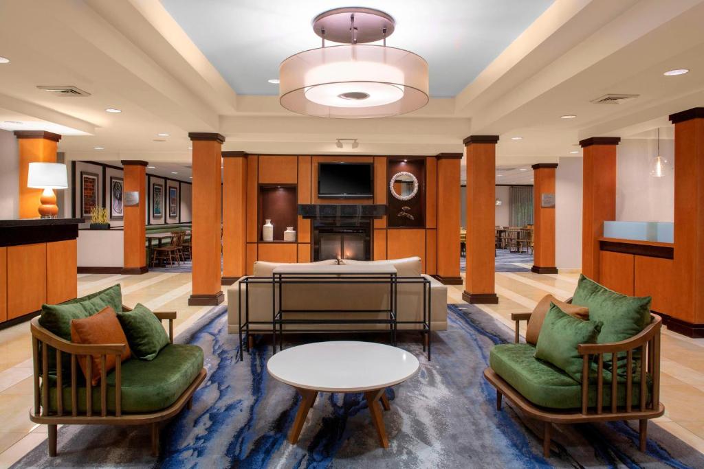 vestíbulo con 2 sillas, mesa y sofá en Fairfield Inn and Suites by Marriott Gadsden, en Gadsden