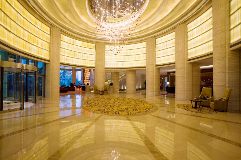 un gran vestíbulo con una lámpara de araña en un edificio en Ningbo Marriott Hotel, en Ningbo