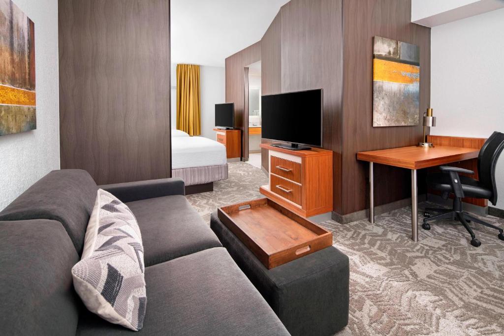 TV a/nebo společenská místnost v ubytování SpringHill Suites Scottsdale North
