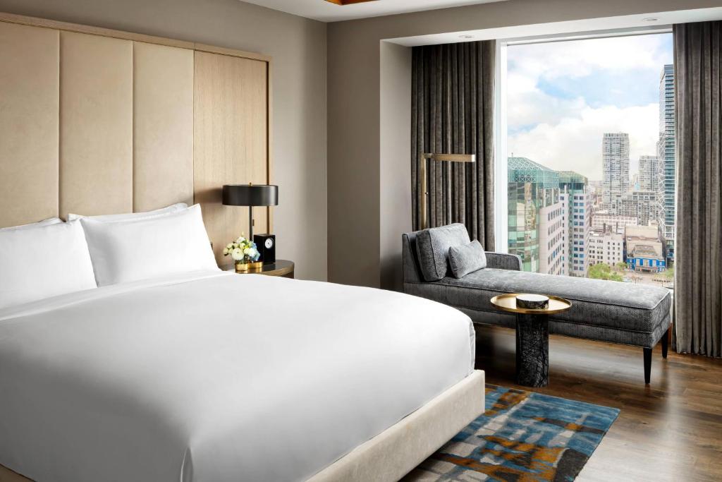 Postel nebo postele na pokoji v ubytování The Ritz-Carlton, Toronto