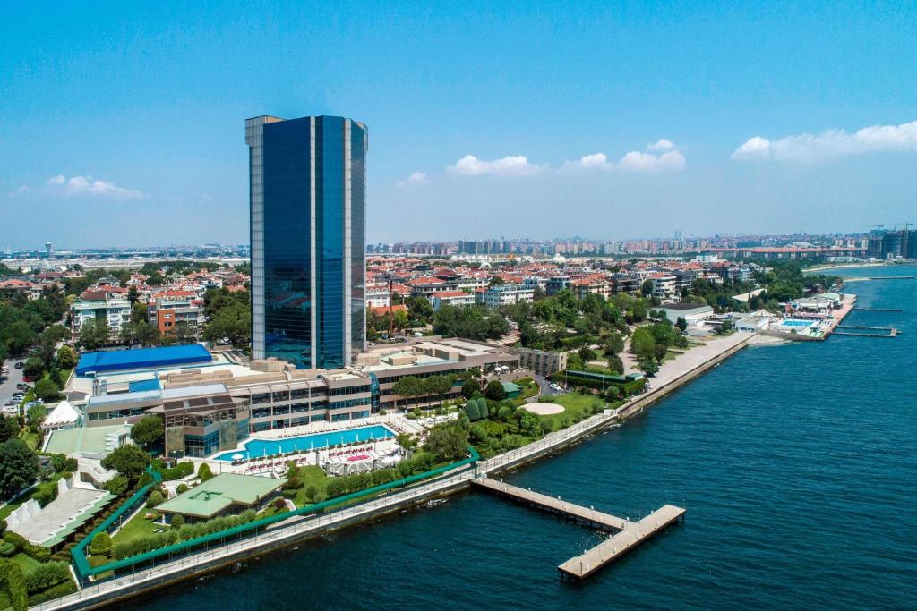 eine Luftansicht einer Stadt neben dem Wasser in der Unterkunft Renaissance Polat Istanbul Hotel in Istanbul