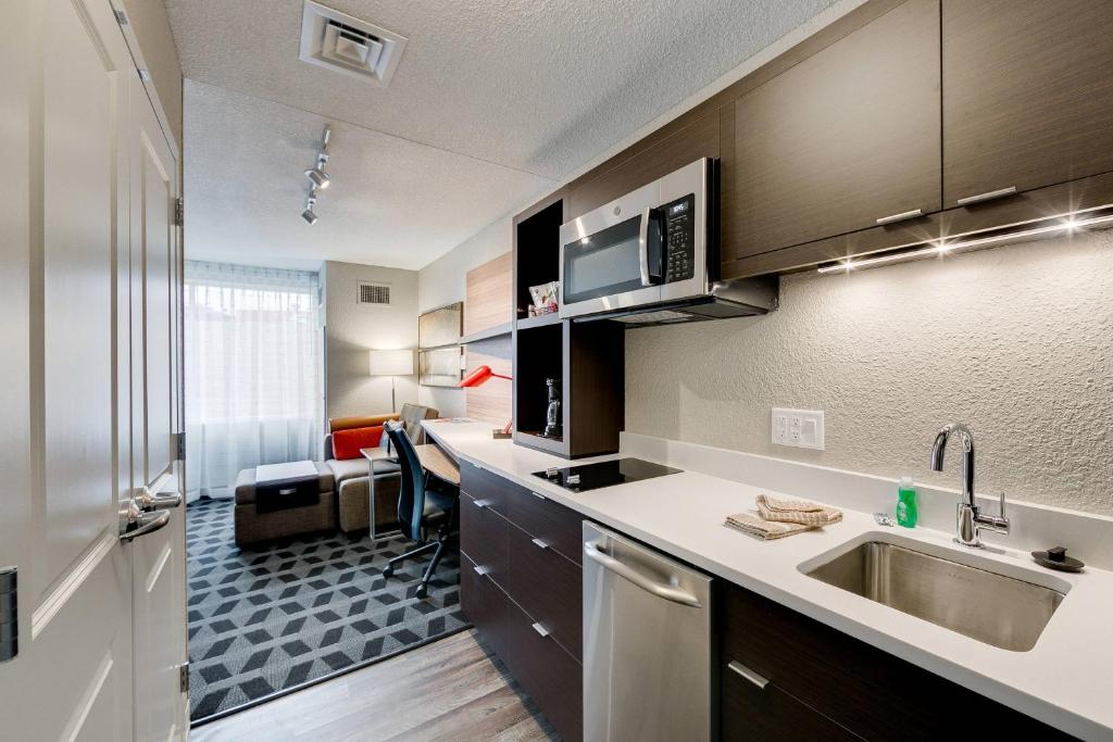 Apartamento con cocina con fregadero y escritorio. en TownePlace Suites by Marriott Kansas City Liberty, en Liberty