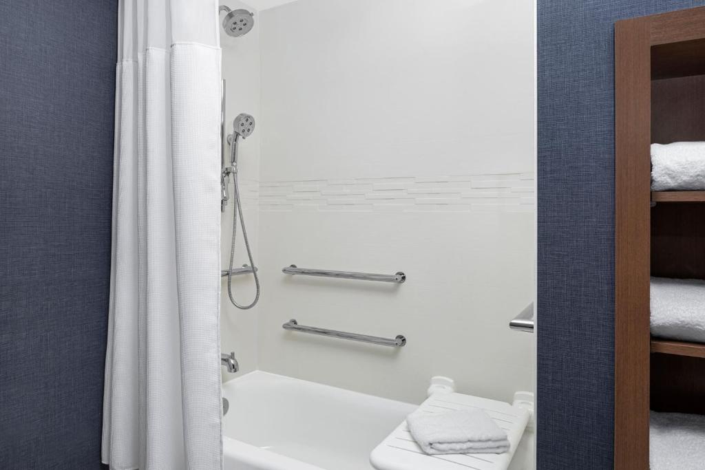 Koupelna v ubytování Residence Inn by Marriott Rehoboth Beach