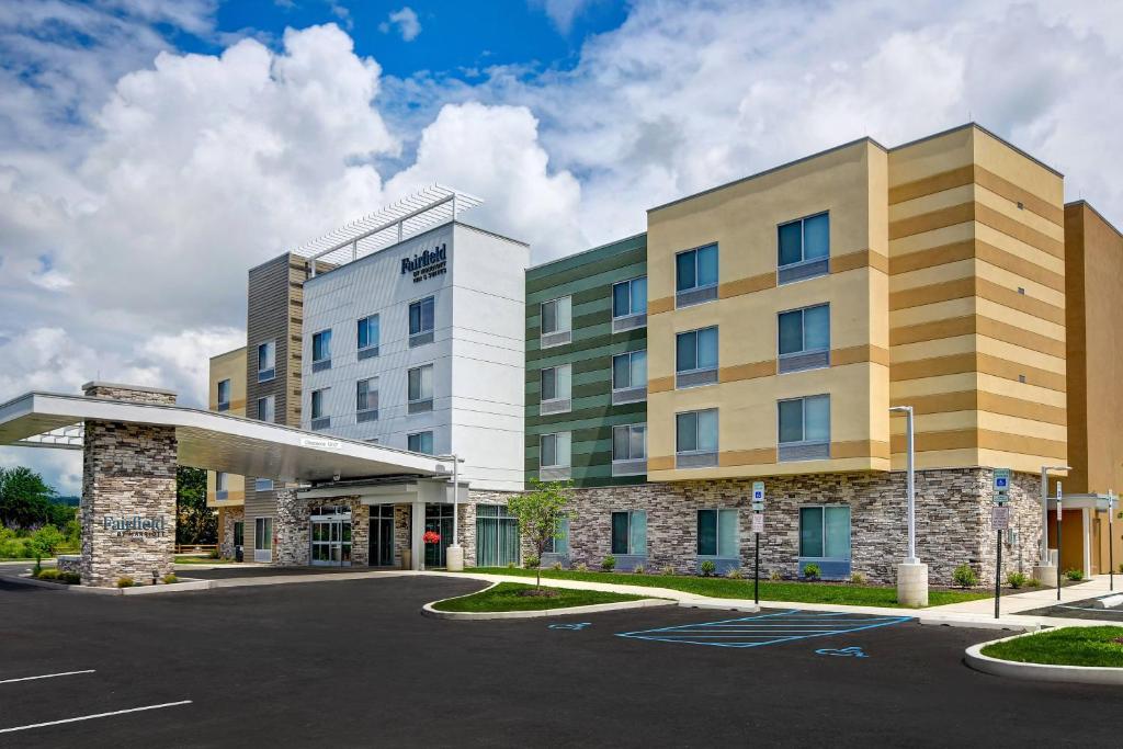 una representación de un hotel con aparcamiento en Fairfield Inn & Suites by Marriott Selinsgrove, en Selinsgrove