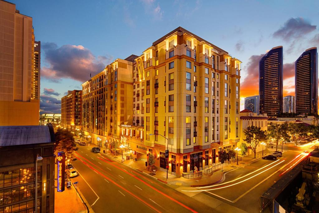 duży żółty budynek na ulicy miejskiej w nocy w obiekcie Residence Inn by Marriott San Diego Downtown/Gaslamp Quarter w mieście San Diego
