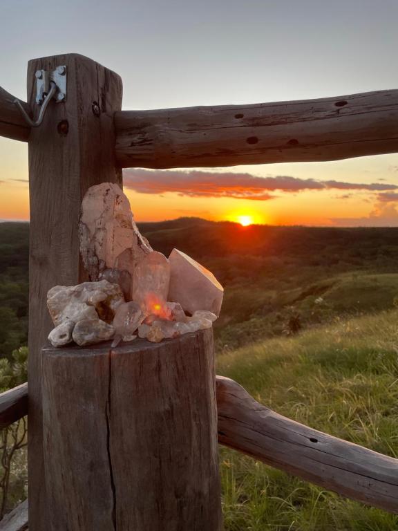Východ nebo západ slunce při pohledu z prázdninového domu nebo okolí
